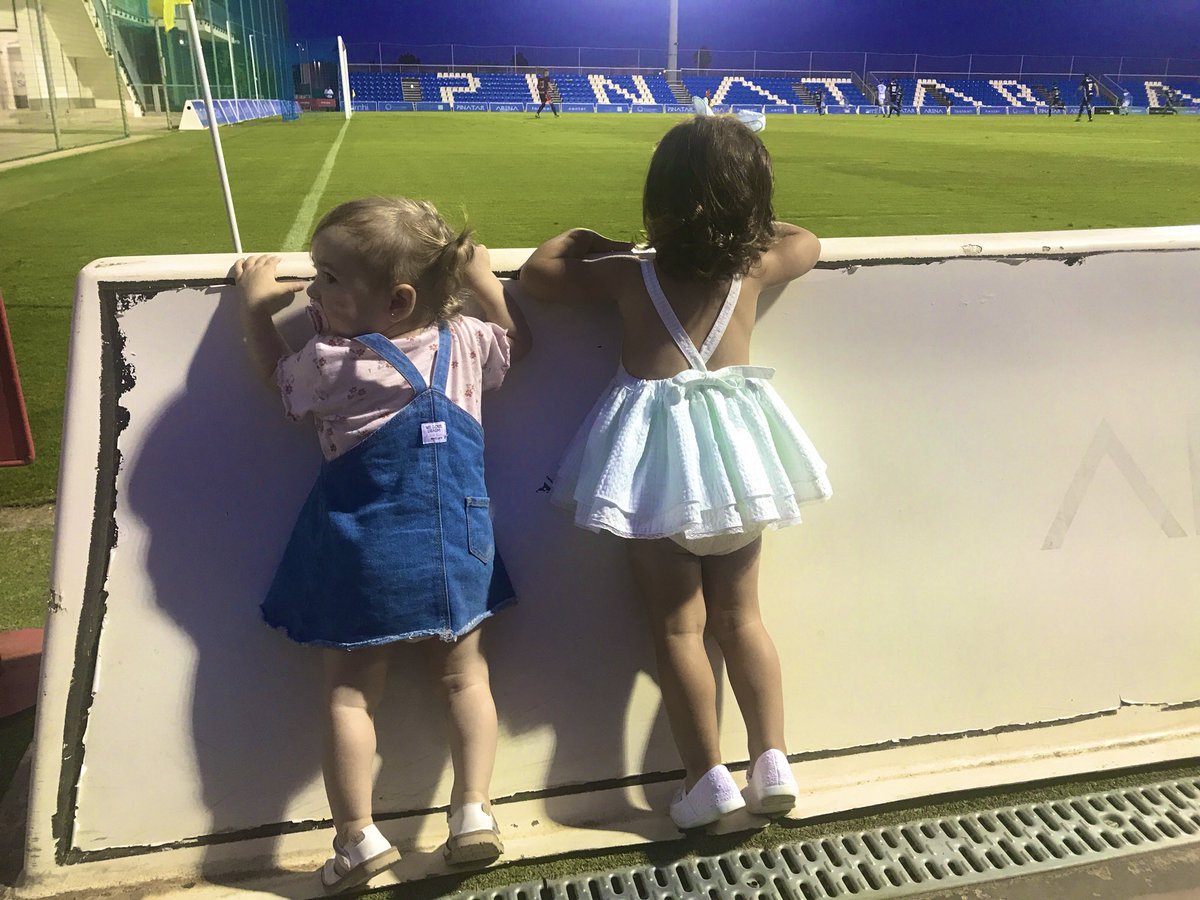 InmaRuzzigo's tweet photo. Las amis juntas de nuevo viendo a los papis. #lindonas #misultrasfavoritas #efesé https://t.co/10bsUeb4uO