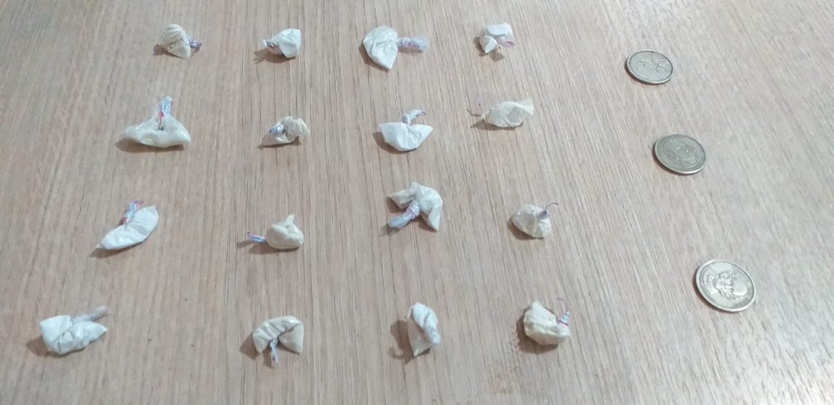 PoliciaEcuador's tweet photo. En el #DistManta de la #Zona4 se logró la aprehensión de un ciudadano que se dedicaba al microtráfico de sustancias sujetas a fiscalización. En su poder se encontró 130 dosis de cocaína #Manabí https://t.co/YiXAVZGrfR