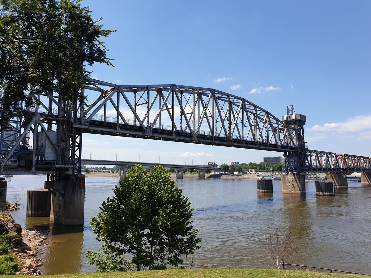PKDinerUSA's tweet photo. That domineering and unique Junction Bridge at Little Rock, Arkansas. ❤🇺🇸
#LittleRock #Arkansas #JunctionBridge https://t.co/XXRIUO1gbF