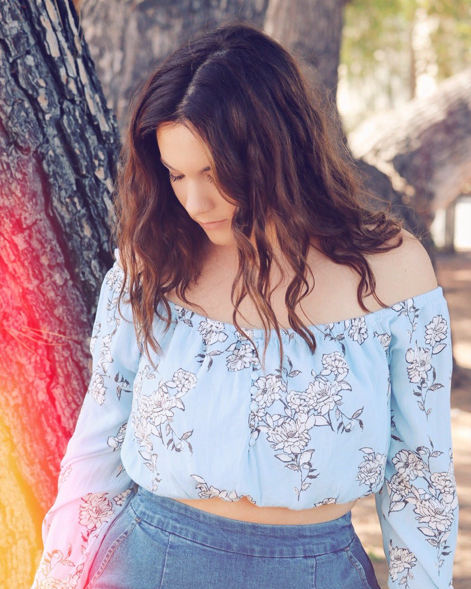 Lovleeofficial's tweet image. “Wish I could erase the past, but you still wouldn’t change, waited around for something but space, you’ll never know what you gave away”. NEW SINGLE “Hope” out now! I hope this song stirs up new emotions within you🧡