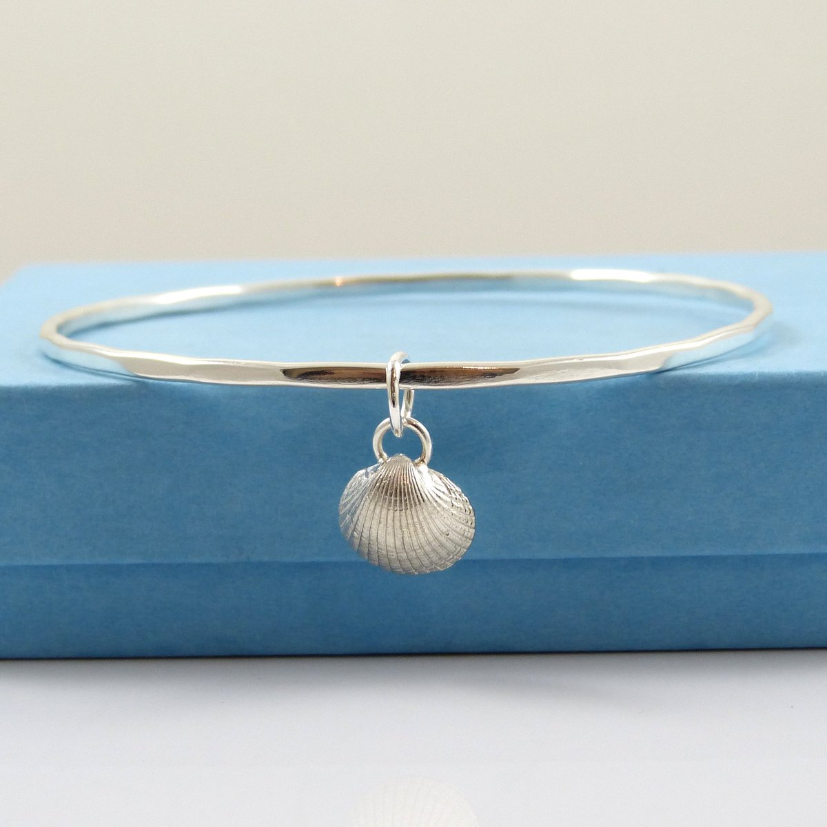 TheStrandline's tweet photo. Solid Sterling Silver Bangle with a Cockle Shell Charm - Bangle Bracelet - Sterling Silver Bangle - Hammered Bangle - Nautical https://t.co/Me6Nw347QT #etsyshopowner #earlybiz #northumberland #zbesties #handmade #handemadeshop #etsysellers #HammeredBangle https://t.co/nsyfqATSwT