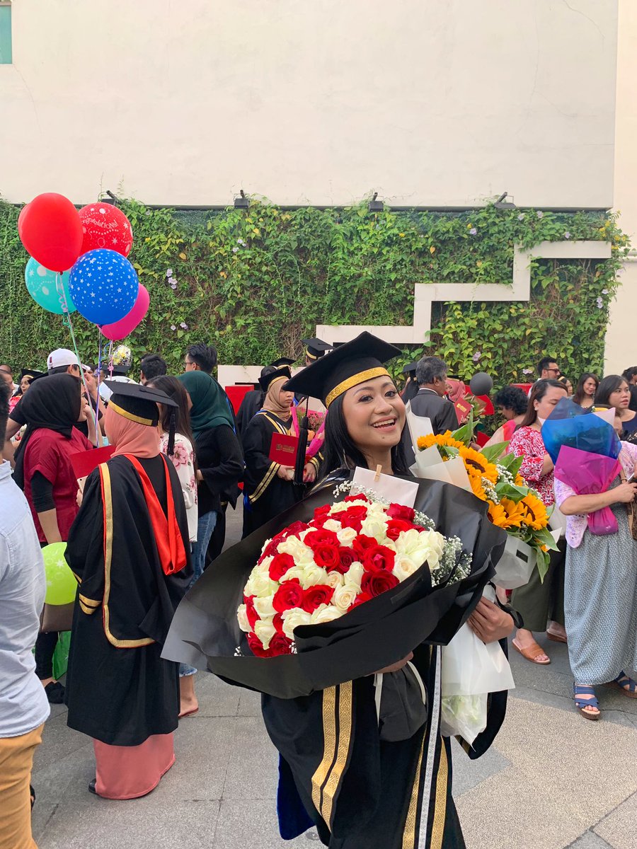 wnhsevond's tweet image. 100 roses on my convo from my man 😭😭😭😭 and sunflowers from my bff !!