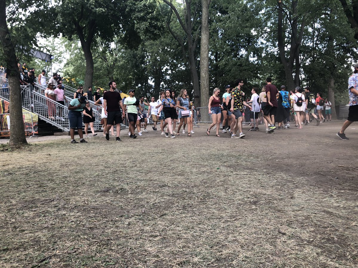 CL_opez's tweet image. Yes, I picked a very odd place to sit down. #osheaga #heavycamerabag #littlebreak