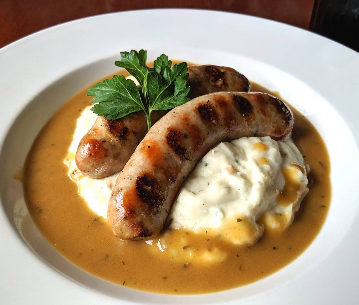 Covepubvancity's tweet image. Today's Fresh Sheet highlight: Chef Jacques brings Bangers and Mash to the menu with two top quality English Bangers from Two Rivers Organic Meats on a bed of creamy garlic mashed potatoes and house gravy! $16 plus tax
#freshsheets #vancouver #bangersandmash #yumm
