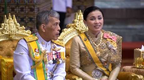 #Tayland Kralı #MahaVajiralongkorn eski yakın koruması olan 34 yaşındaki #SineenatWongvajirapakdi'yi resmi metresi olarak ilan etti. 
🔴 Seremonide Kral Maha'ya üç ay önce evlendiği eşi #SuthidaVajiralongkorn da eşlik etti.
