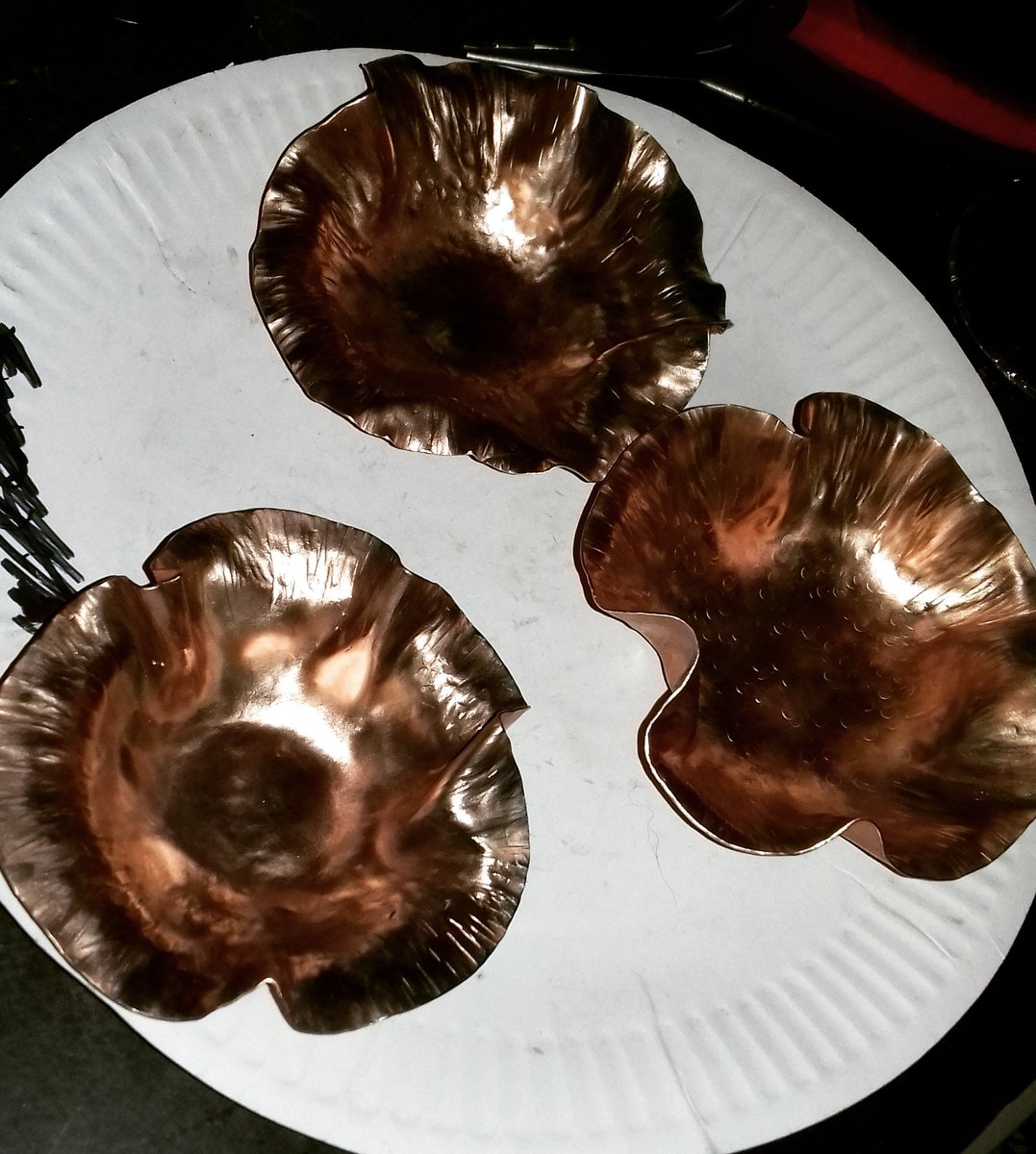 ShaliniAustin's tweet photo. That's better! After a bit of scrubbing and cleaning we have shiny copper dishes π
I should be able to enamel these bowls tomorrow.
#copperthings #workinprogress
#coppersmith #metalsmith #metalwork https://t.co/hIOcoOroBb