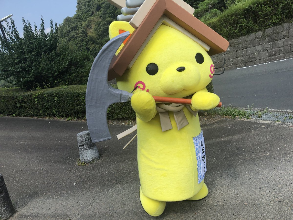 島根県観光ｷｬﾗｸﾀｰしまねっこ 公式 ねこぶらりin大田市 なるほどね 知れば楽しい銀の路 大森の街並み では みんにゃに ツルハシ の使い方講座をしたにゃ にゃーー 決まったにゃ W