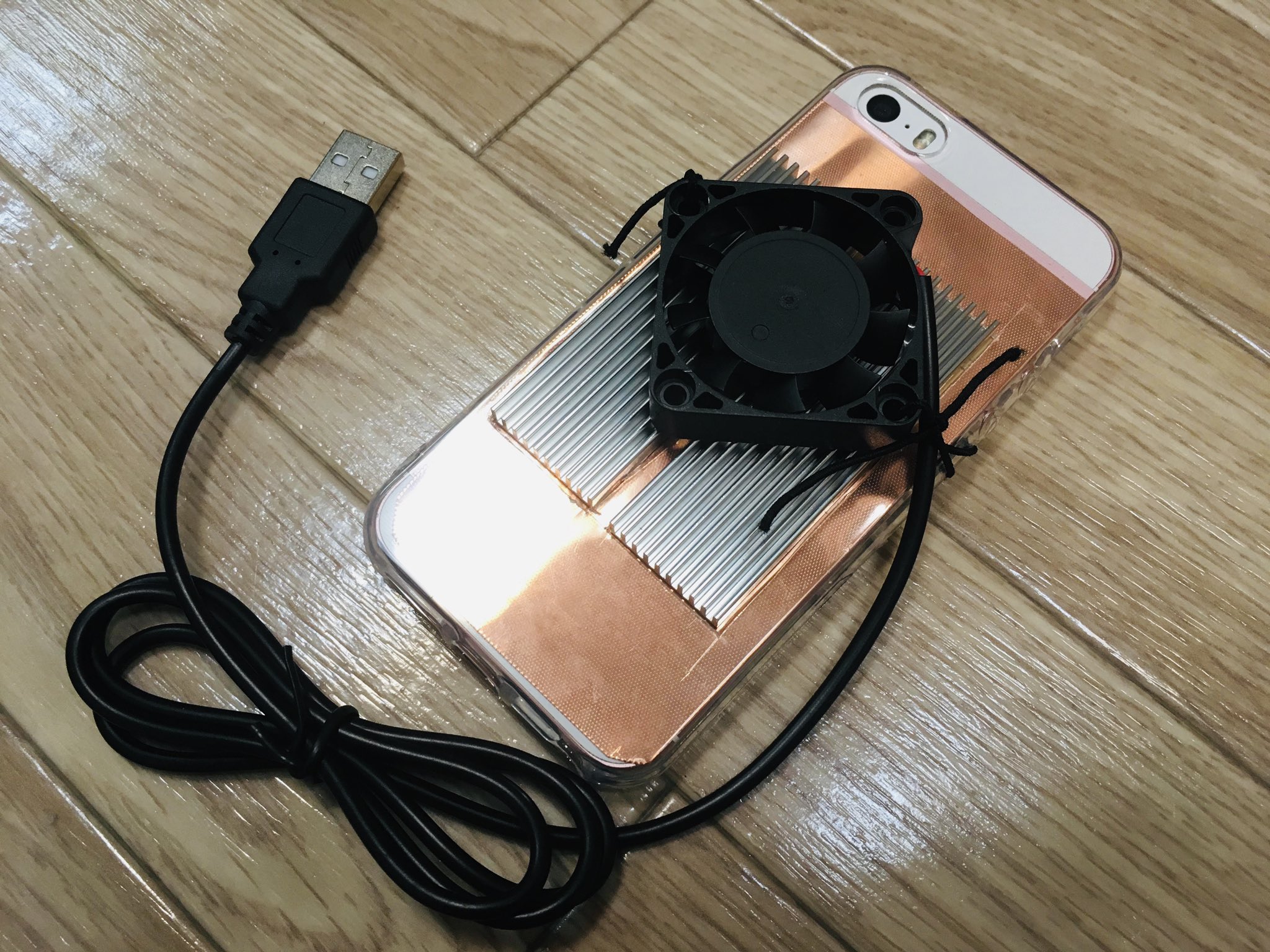 ピカママ P1kamama スマホの熱さ対策 ところで昨年の横須賀goでも威力を発揮したスマホの構築を紹介します 材料 銅板 ヒートシンク 小型ファン 100均の透明ケース ゴム 銅板にヒートシンクをくっつけ 穴を開けて小型ファンを取り付けた