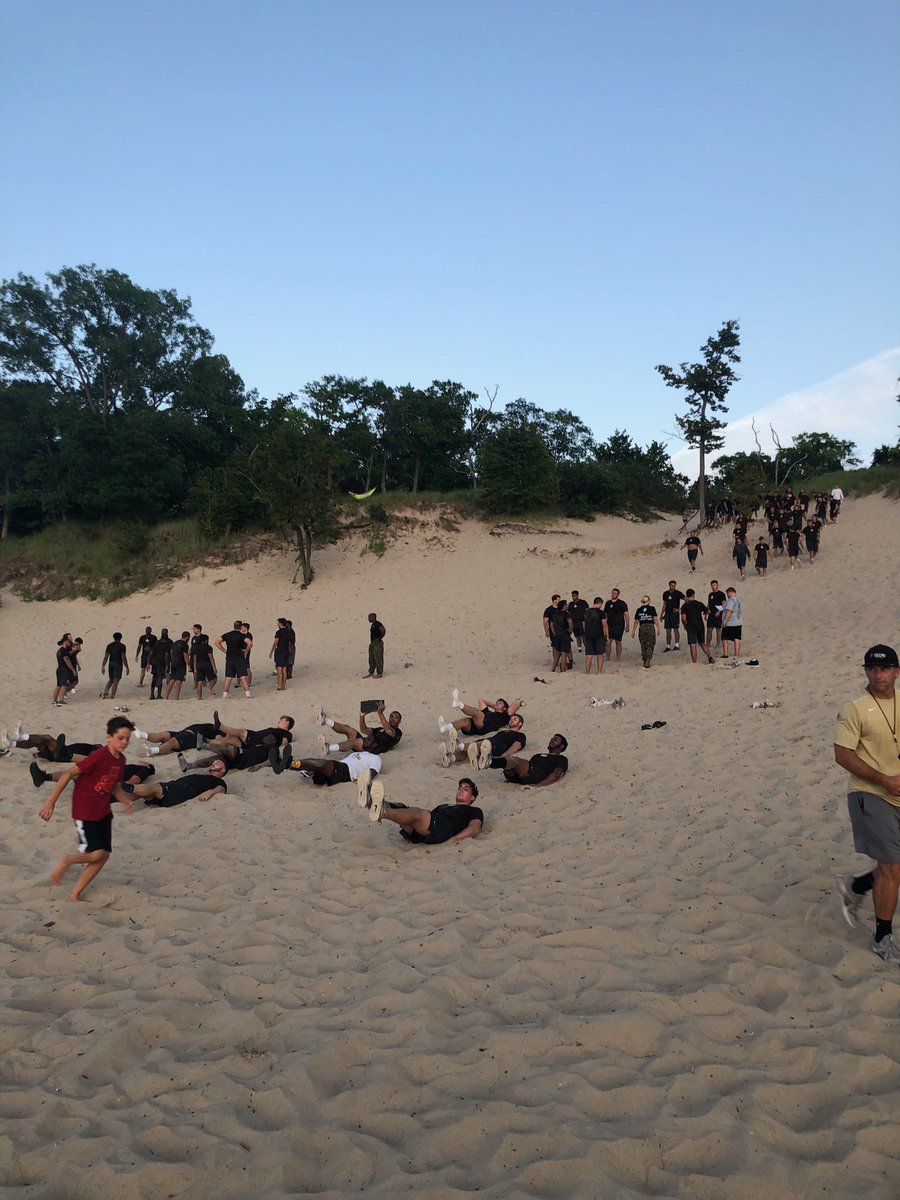 valpoufootball's tweet photo. Day 1. TASK COMPLETE ‼️

Team Building with the US Marine Corp. Thank you to Captain Stevens and his crew. 

#ProtectTheShield🛡#ThirtySix💯 https://t.co/Tka17w4PS6