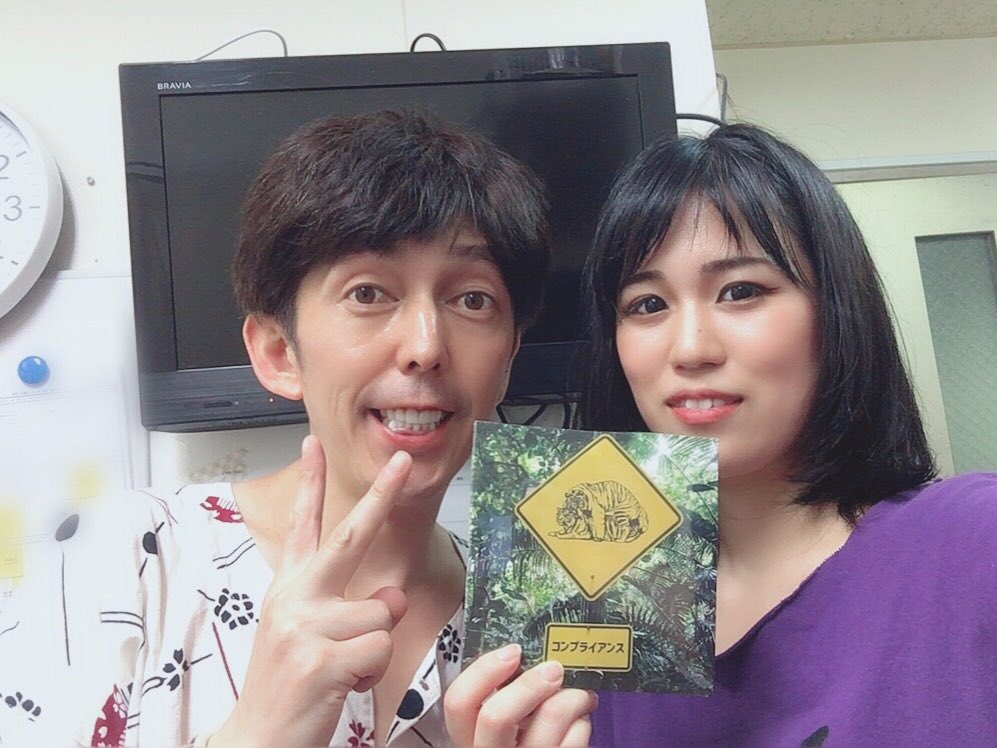 mimorimichi's tweet photo. フェスでは小堀さんのバンド、「タイガー？タイガー？」さんの曲もやりますよ〜〜
CDにも入っている曲です！聞いたら絶対頭の中でぐるぐるするやつ！すごい素敵なんですよ！！

歌う小堀さんの後ろで…わたしは…ものすごく汗をかきます…

千秋楽とフェス、どちらもお楽しみに！ https://t.co/y0NwMiuYPz