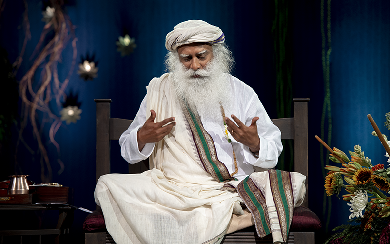 SadhguruJV's tweet photo. When pain, misery, or anger happen, it is time to look within you, not around you. #SadhguruQuotes https://t.co/CKiWUk0edH