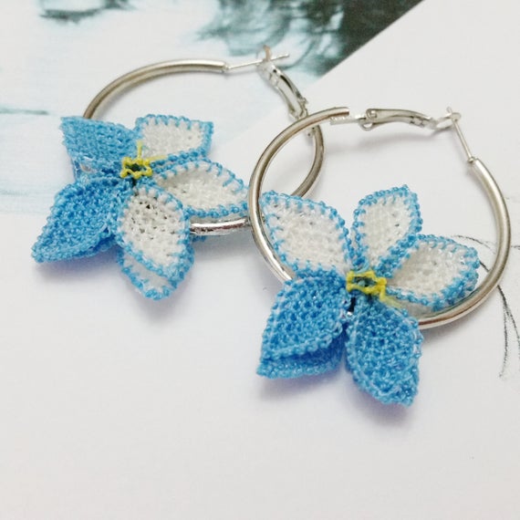 parlaperi's tweet photo. Blue White Oya Flower Hoop Earrings - Statement Earrings - Floral Jewelry - Oya Flower Earrings, Gift for Her #OyaFlowerEarrings #FlowerEaarings 
$24.00
➤ https://t.co/FmFjQPcFbj https://t.co/FlhFDeXlp9