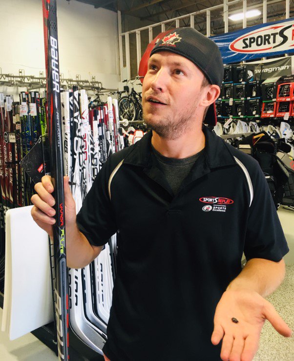 sportsreplayca's tweet photo. Hmm which is lighter, the Fly or the Flylite? 🤔 Ryan couldn't tell the difference.
#bauer #vapor #flylite #hockey #hockeystick #launch #bauervapor #bauervaporflylite #hockeyshop #VAPORQuick https://t.co/U0qmBxZy3t
