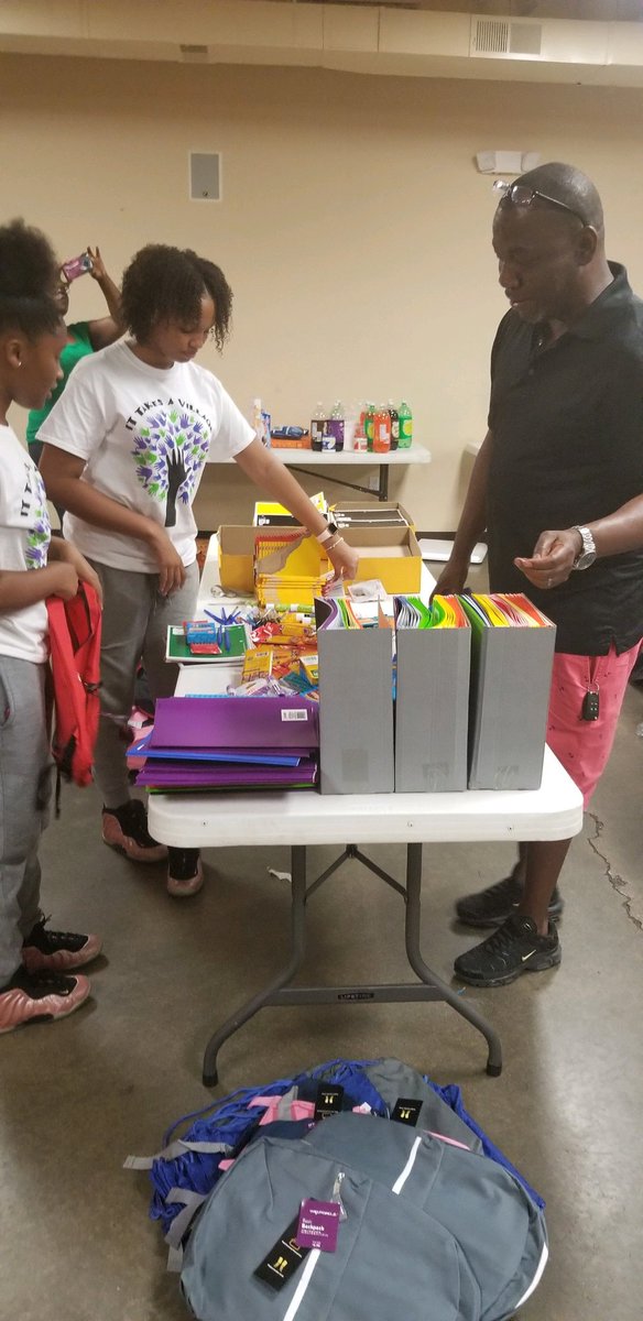 KennyBo80506842's tweet photo. Teaching young ladies from Laced with Grace the importance of doing your part in the community #DoYApart #ittakesavillage https://t.co/WLFw5qYXAe