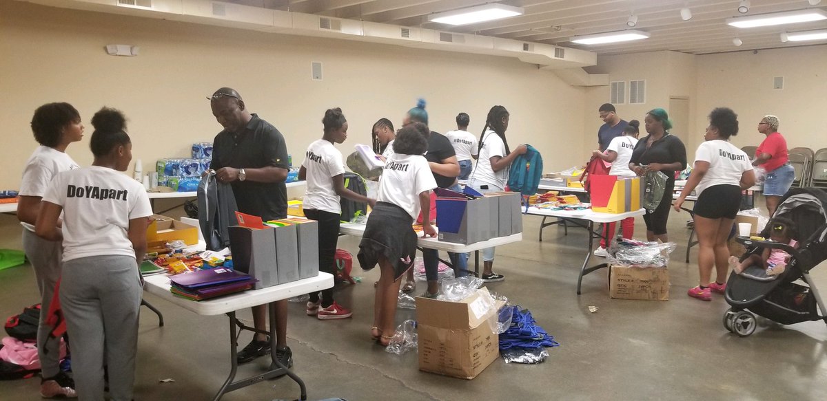 KennyBo80506842's tweet photo. Teaching young ladies from Laced with Grace the importance of doing your part in the community #DoYApart #ittakesavillage https://t.co/WLFw5qYXAe