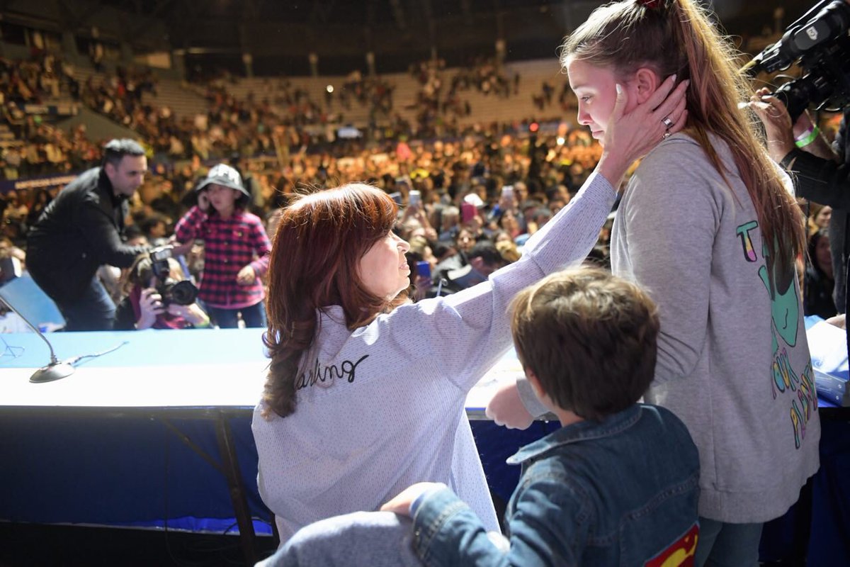 CFKArgentina's tweet photo. Tenemos que convocar a todos los argentinos y a las argentinas a una tarea que sabemos que no va a ser fácil, con la certeza de que lo vamos a hacer defendiendo los intereses de la gente y lograr que la gente vuelva a ser feliz en la República Argentina. https://t.co/xaezrvaGeI