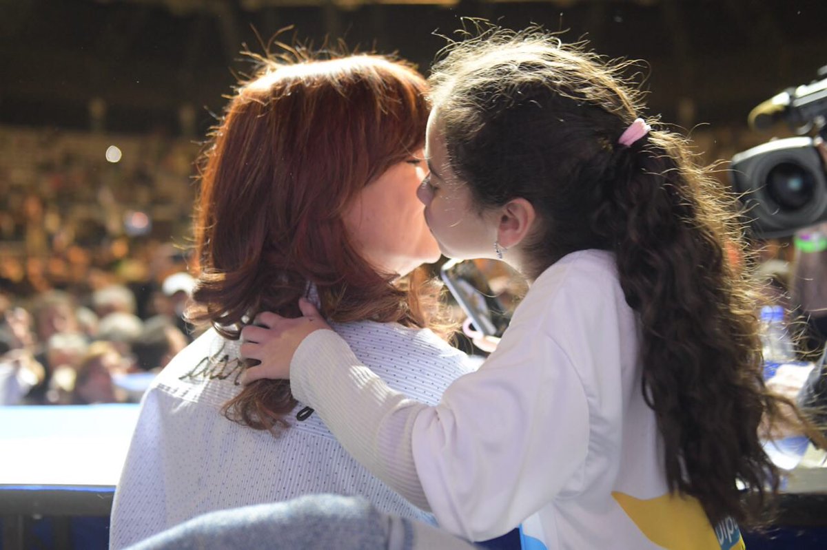 CFKArgentina's tweet photo. Así que con mucha fe y mucha esperanza, pese a las dificultades, estoy convencida de que con los compañeros y las compañeras, los que nos habíamos distanciado y nos volvimos a juntar, porque sabemos que mucho más importante es la Argentina que nuestras diferencias... https://t.co/6JNPslzhbI
