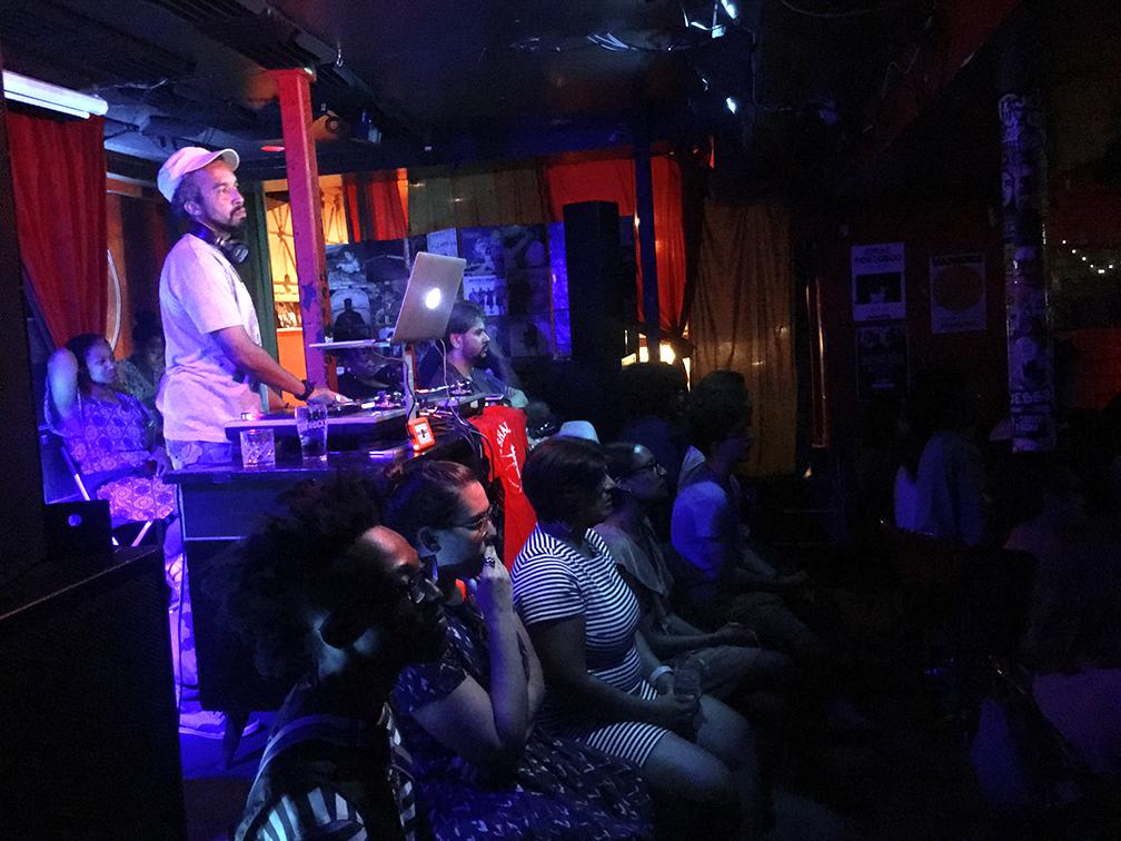 artvscommerce's tweet photo. Standing room only at our CAN I KICK IT? screening of "John Wick" @SongbyrdDC last Tues / Couldn't imagine a better homecoming / See you there on Tues. Aug. 27th for "Cleopatra Jones"
.
#canikickit #mytuesisbetterthanyours #shaolinjazz #howwewatch https://t.co/thzd1Zkikb
