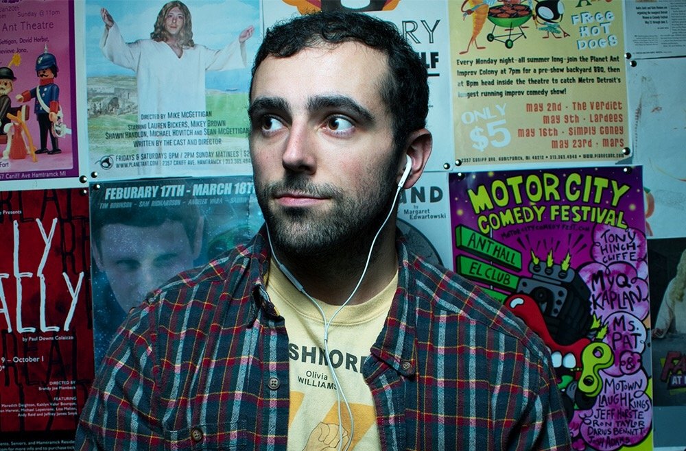 There's a crowd! Read the latest feature on our co-headliner @LouTheSurgeon sidelinetostage.com/post/crowded-h…. 2 more shows tonight! 8pm and 10:30pm. #YQG  #windsor #windsorontario #ontario #windsoressex #detroitcomedy  #comedyshow #standupcomedy #nightout #jokes #laughs