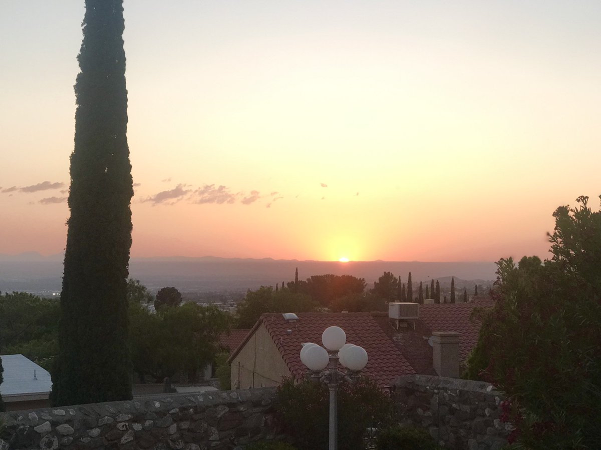 R_Benavides2's tweet photo. Our El Paso has amazing sunsets, however it's people are what make our city so beautiful. Our community will rise and our community will endure. We are united. Much love and prayers to those impacted. #weareelpaso #thisiselpaso #ELPASOUNITED #ElPasoStrong https://t.co/q5gvGh9zvC