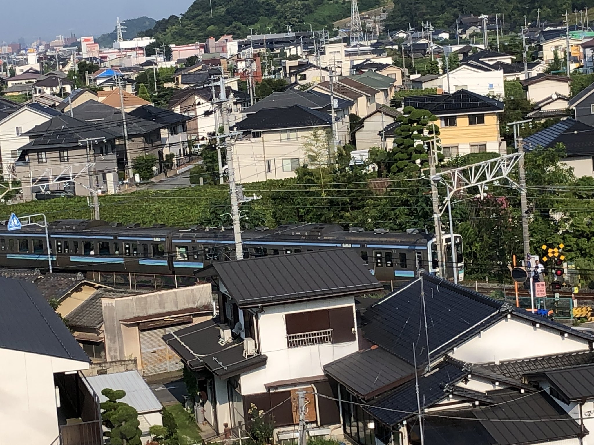 中央本線の春日居町駅～石和温泉駅間の踏切で人身事故が起きた現場の画像