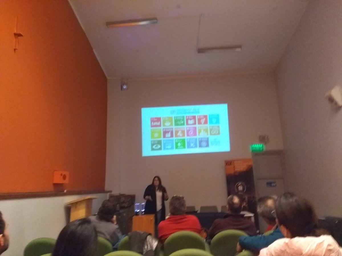 AstroSaval's tweet photo. Barbarita Lara explicando la tecnología tras S!E... Y el largo camino de creatividad y superación de los prejuicios @mhnvalpo @barbaritalaram #Valpo #Ciencia #astrosaval #mujeresempoderadas https://t.co/Ej9YOd2Kfj