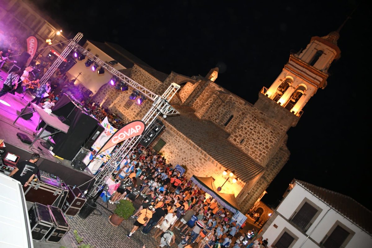 🎶 Mientras la Directiva realiza el recuento de tiempos y demás, estamos disfrutando de las versiones de CoversFM en esta espectacular Plaza De la Villa. ¡Qué no pare la fiesta!

#GranOca2019 #DosTorres #LosPedroches