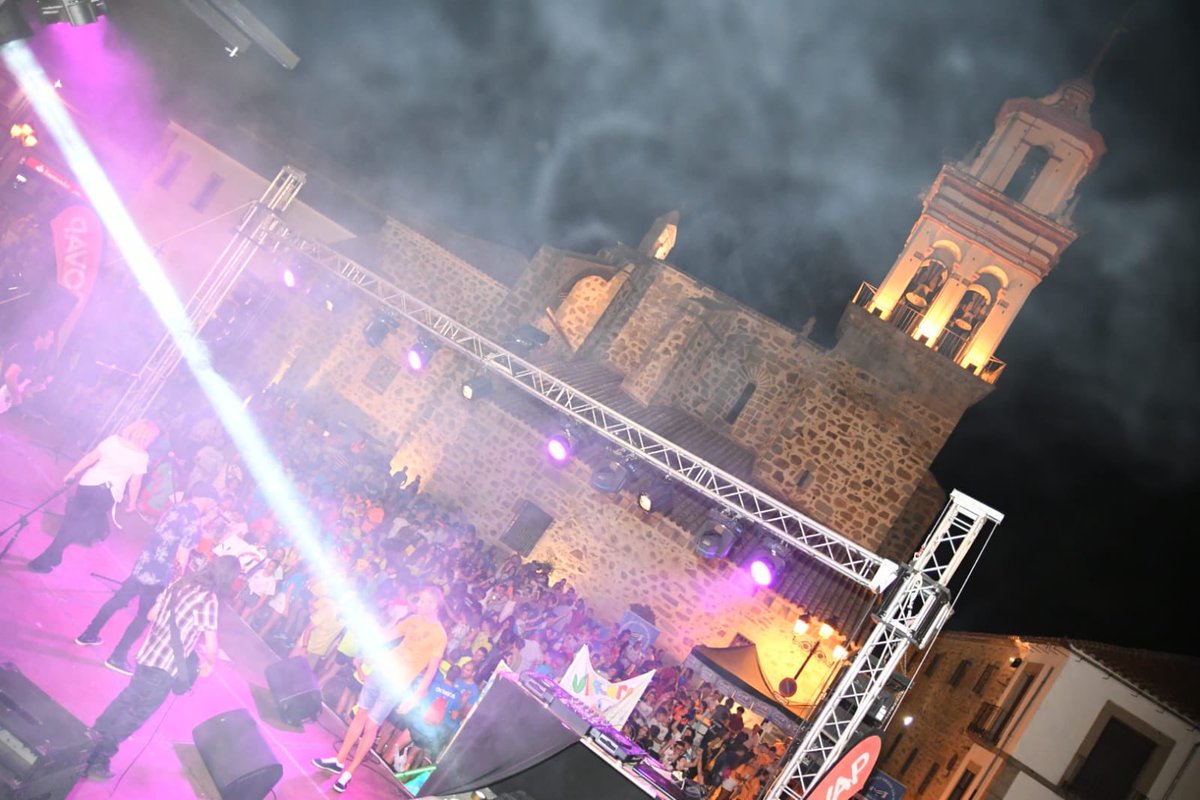 JuegoOca's tweet photo. 🎶 Mientras la Directiva realiza el recuento de tiempos y demás, estamos disfrutando de las versiones de CoversFM en esta espectacular Plaza De la Villa. ¡Qué no pare la fiesta!

#GranOca2019 #DosTorres #LosPedroches https://t.co/xkEnNzvoSP