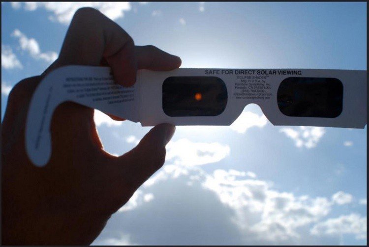 Terraplanito's tweet photo. FACT #4 Flat Earthers Can't Deny

SUN SIZE IS ALWAYS THE SAME

With Eclipse Shades, you can see the Sun directly and appreciate the real size

Clouds, dust and lenses usually generate light dispersion around the Sun, which can be eliminated with these kind of filters

#FlatEarth https://t.co/RmOpJo5R8j