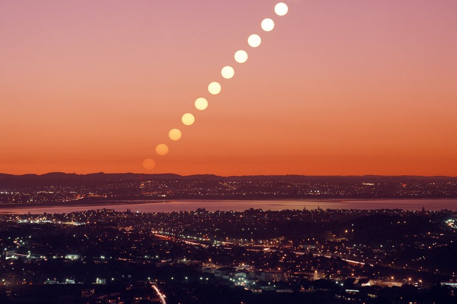 Terraplanito's tweet photo. FACT #4 Flat Earthers Can't Deny

SUN SIZE IS ALWAYS THE SAME

With Eclipse Shades, you can see the Sun directly and appreciate the real size

Clouds, dust and lenses usually generate light dispersion around the Sun, which can be eliminated with these kind of filters

#FlatEarth https://t.co/RmOpJo5R8j
