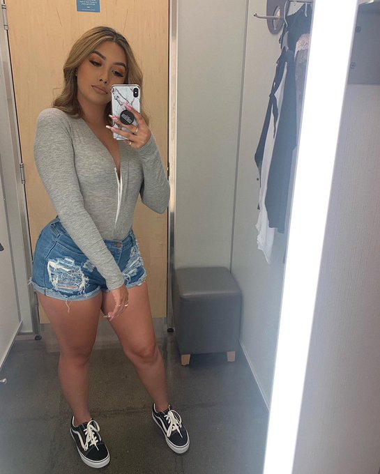 Watch Christina's leaked NSFW photo on TwXstars