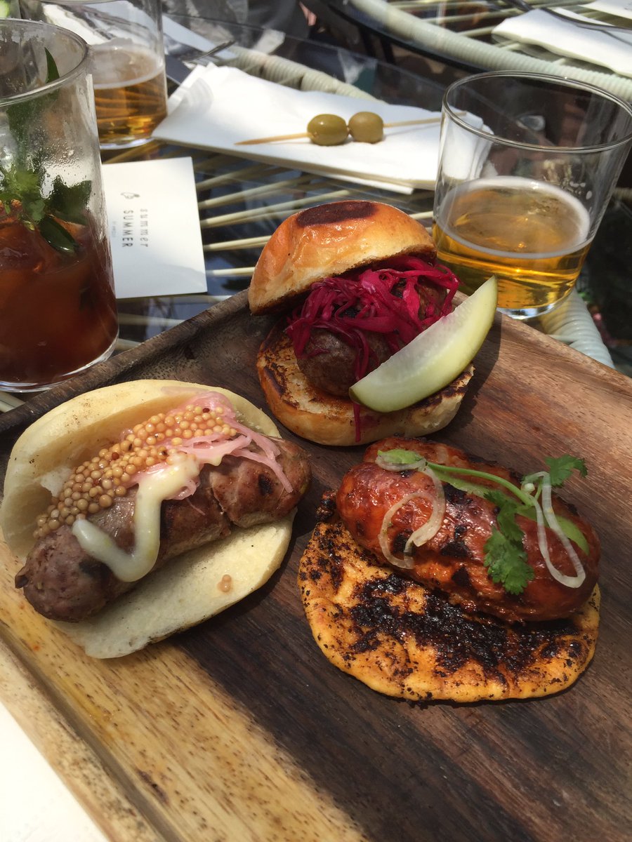 MDC_Magazine's tweet photo. Seguimos celebrando el #DíaInternacionalDeLaCerveza 🍺 en @hotelcasaawolly con #CerveceríaHércules y las deliciosas 😋 salchichas de res en brioche, pork belly y chorizo de camarón del chef #IrakRoaro. 
#Planner aparta tu lugar para una comida #CasualBusiness 😊. #CDMX https://t.co/VK2kdTb97q