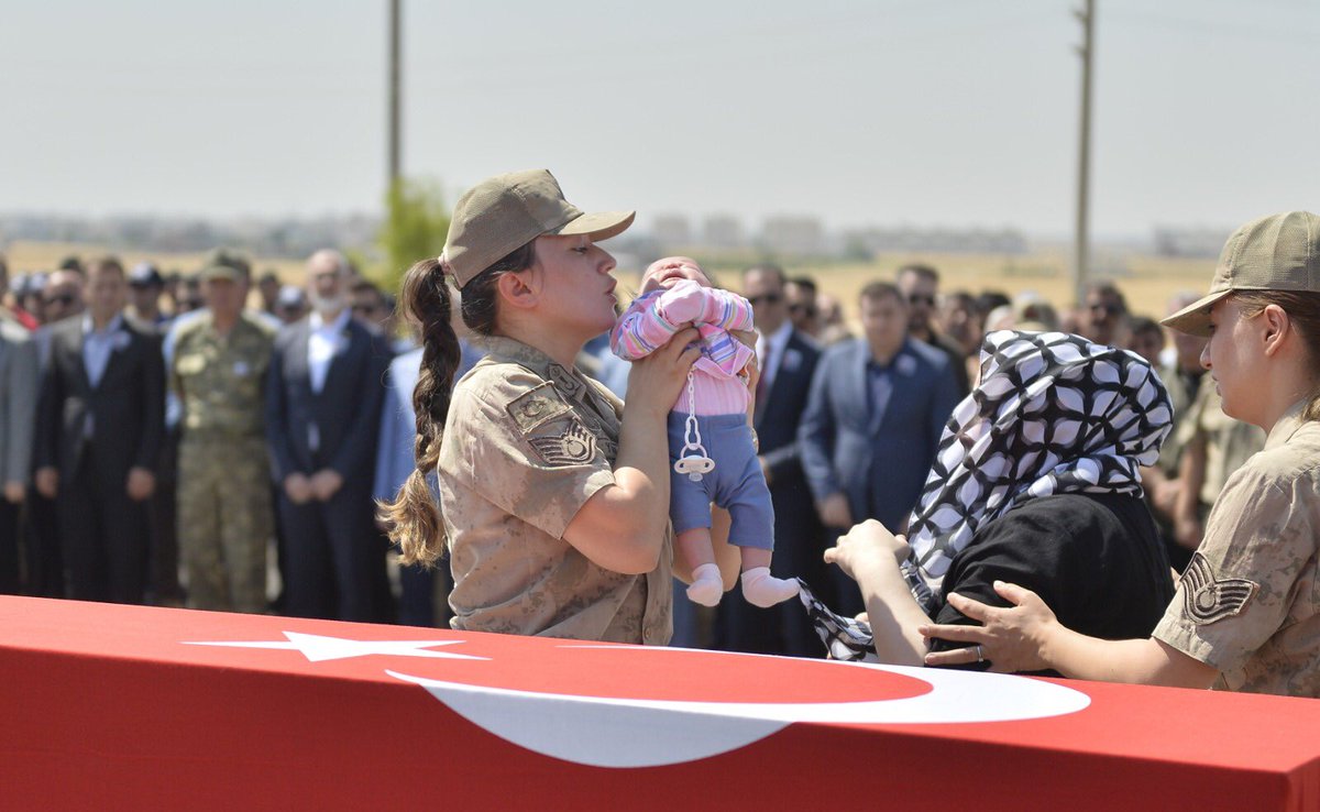 TopalogluErhan's tweet photo. Bayrakla dertleşen
Toprakla birleşen 
Can verip devleşen
Birileri var..🇹🇷
#şehitlerölmez https://t.co/DCjb685fRp