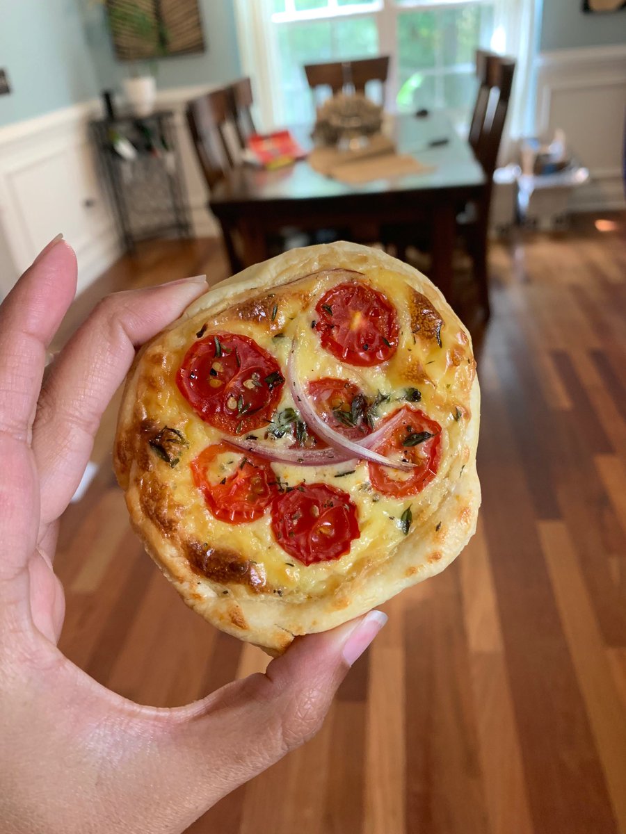 StephanieVT08's tweet photo. Tomato tartlet with mascarpone cheese https://t.co/E7FZG0dwNt