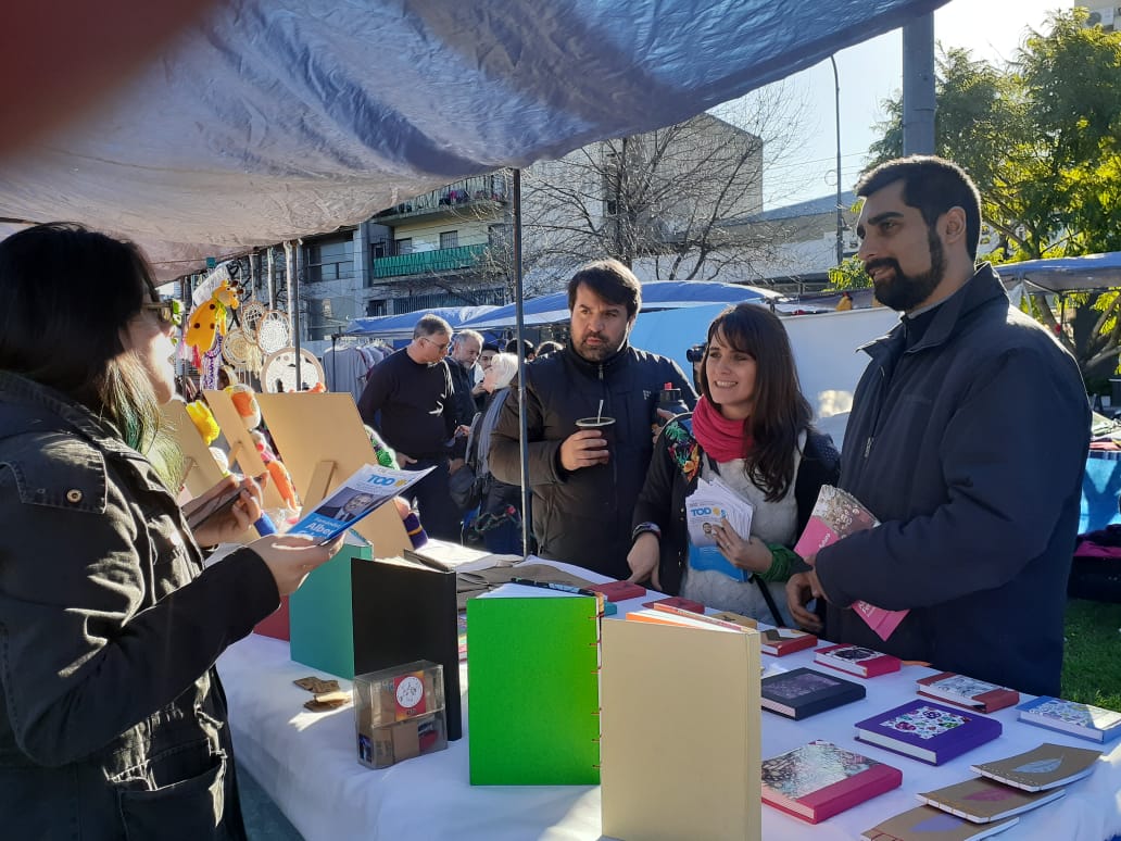 uxlaciudadc11's tweet photo. En VillaDevoto esta tarde junto a @javieroandrade, @Gaston_C11, @PuglieseVico y Pablo Saieg en la Feria de Las Plazas, charlando con lxs feriantes.
#LoQueQueremosTodos: un país c/ una economía humanizada, que ayude a lxs pequeñxs y medianxs productorxs
@TodosCaba
@MatiasLammens https://t.co/hT2SK0g3mR