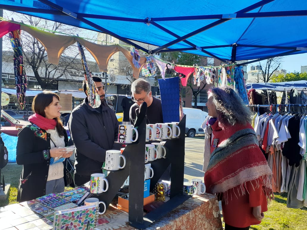 uxlaciudadc11's tweet photo. En VillaDevoto esta tarde junto a @javieroandrade, @Gaston_C11, @PuglieseVico y Pablo Saieg en la Feria de Las Plazas, charlando con lxs feriantes.
#LoQueQueremosTodos: un país c/ una economía humanizada, que ayude a lxs pequeñxs y medianxs productorxs
@TodosCaba
@MatiasLammens https://t.co/hT2SK0g3mR