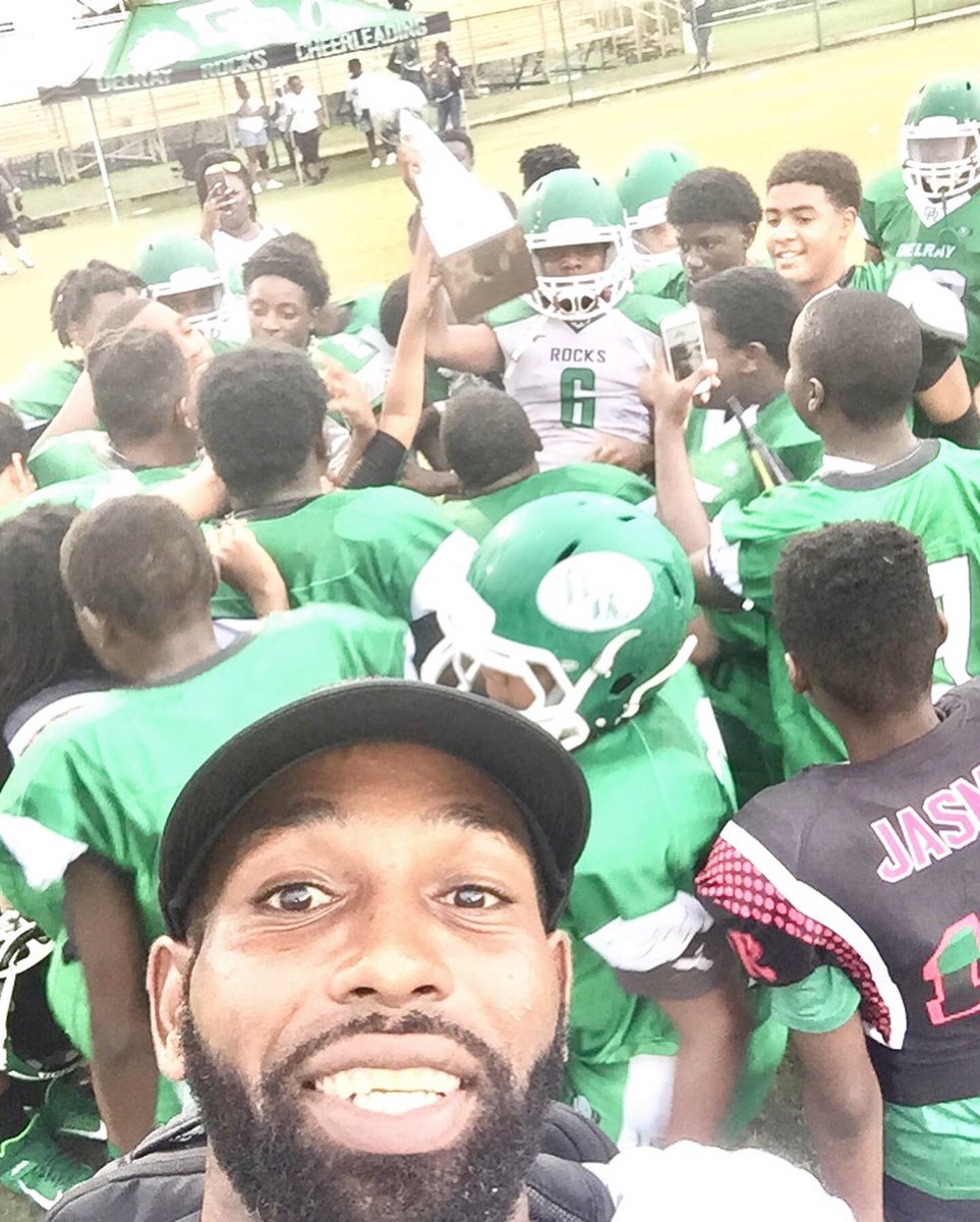 SlimFrmSterling's tweet photo. We Won, We Beat Boynton, and We Brought the TROPHY back to DELRAY💚💚✊🏾 GOOD GAME #13U #DelrayOnTop🏈 https://t.co/fVOtrtIFEg