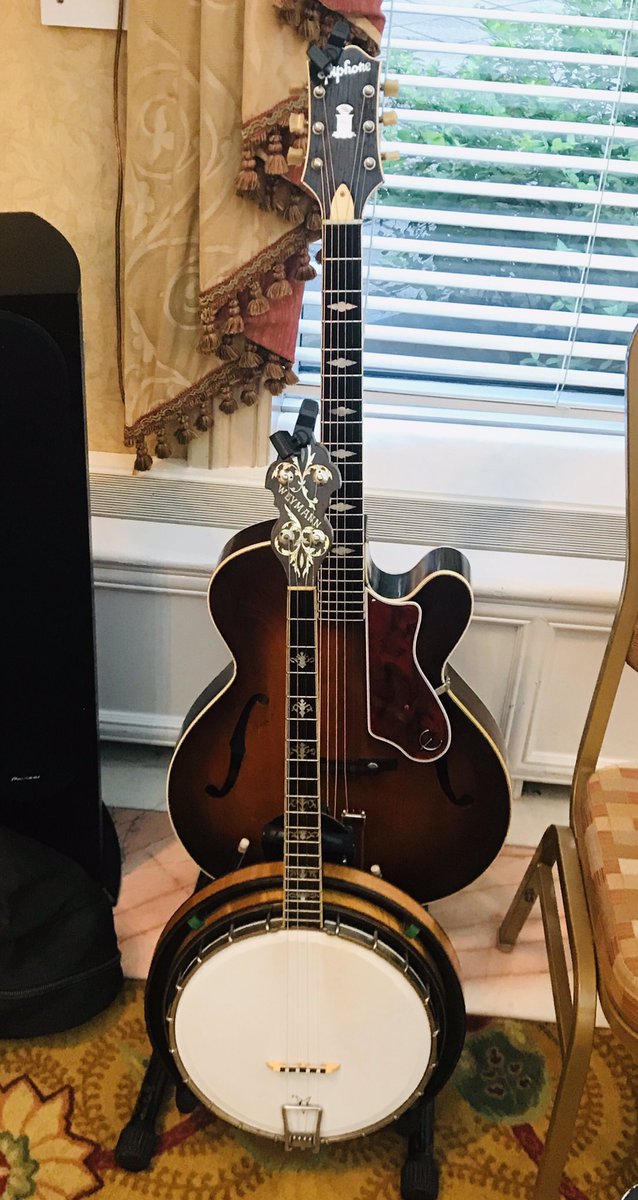 monroe_quinn's tweet photo. Playing acoustic tonight. Without all the assistance! #acousticarchtop #weymann #tenorbanjo #epiphone #goingcommando https://t.co/O3i8sQObOO