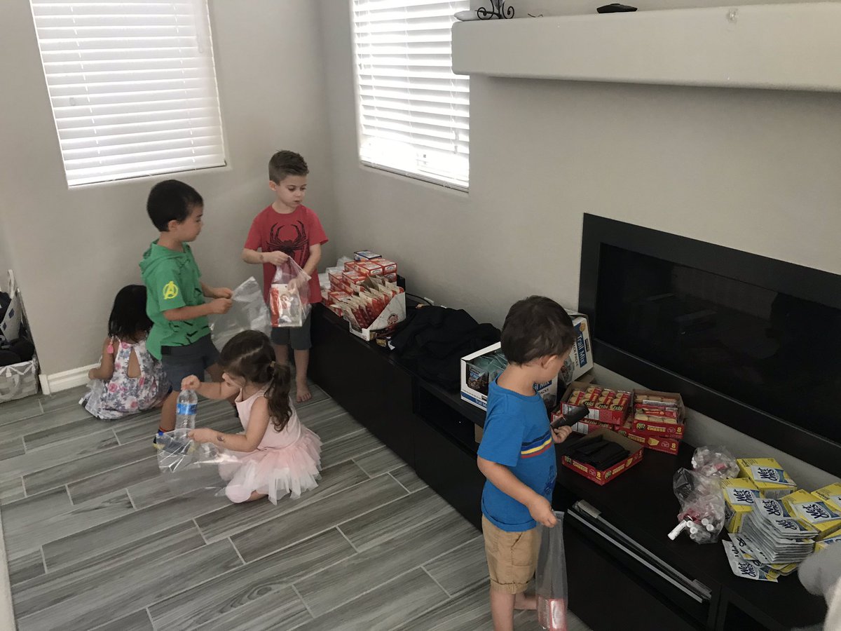 sdjoe21's tweet photo. Teaching the kids how to make goodie bags for our friends on the streets in Las Vegas #GodisLove #HelpPeople #LovePeople #Love #TeachLove #TeachGenerosity #KidsLove #LasVegas #VegasStrong https://t.co/sVZnBHNtLm