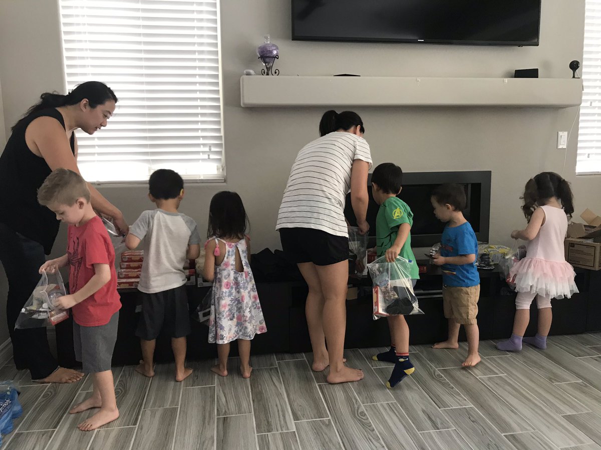 sdjoe21's tweet photo. Teaching the kids how to make goodie bags for our friends on the streets in Las Vegas #GodisLove #HelpPeople #LovePeople #Love #TeachLove #TeachGenerosity #KidsLove #LasVegas #VegasStrong https://t.co/sVZnBHNtLm