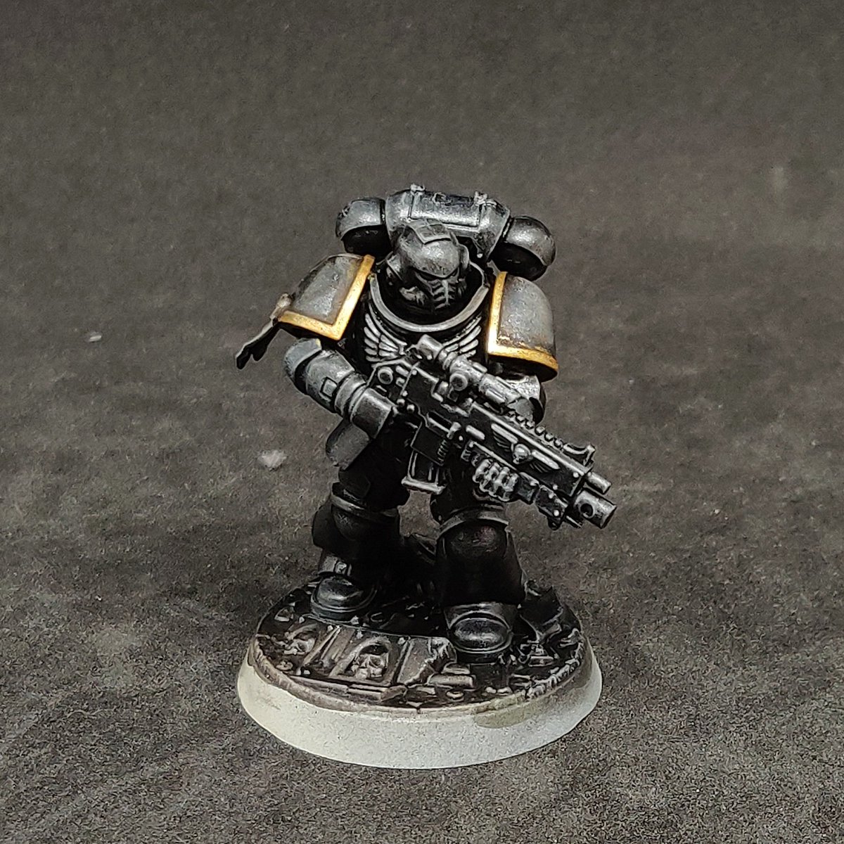 DjombaGorath's tweet image. Test de schéma de couleur &quot;Métal noir et dorures&quot; pour les Spaces Marines du Chaos de Black Stone Fortress.
L&apos;épaule est dégueulasse, je sais, je suis allé un peu vite, je voulais voir le rendu général...
#Wip #ColorTesting #PaintingWarhammer