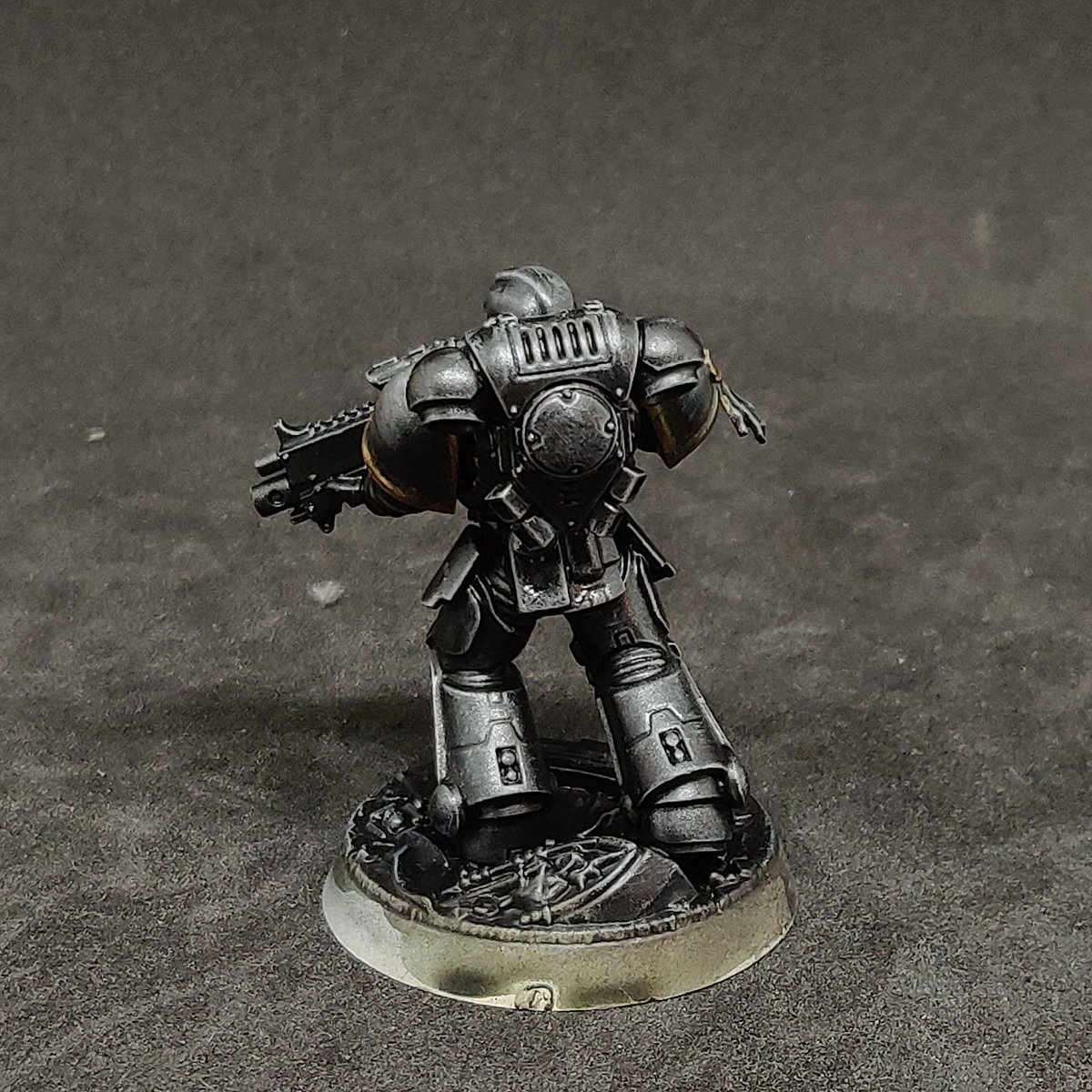 DjombaGorath's tweet image. Test de schéma de couleur &quot;Métal noir et dorures&quot; pour les Spaces Marines du Chaos de Black Stone Fortress.
L&apos;épaule est dégueulasse, je sais, je suis allé un peu vite, je voulais voir le rendu général...
#Wip #ColorTesting #PaintingWarhammer