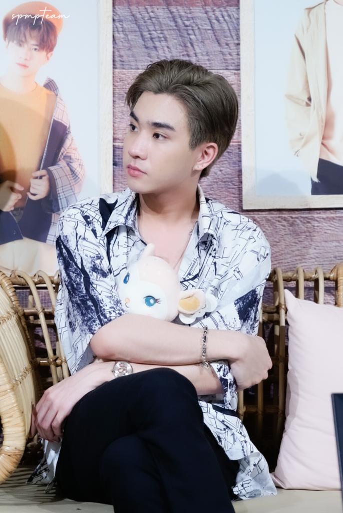 pssubmarine's tweet photo. กอด 🦌 แน่นเชียว หวงอ่ออออ 🤭🤭🤭

#PerthSaintSation 
#PerthSaintSationOfficialTH 
#PerthxPlanFMTinHaNoi https://t.co/SwfacssNvx