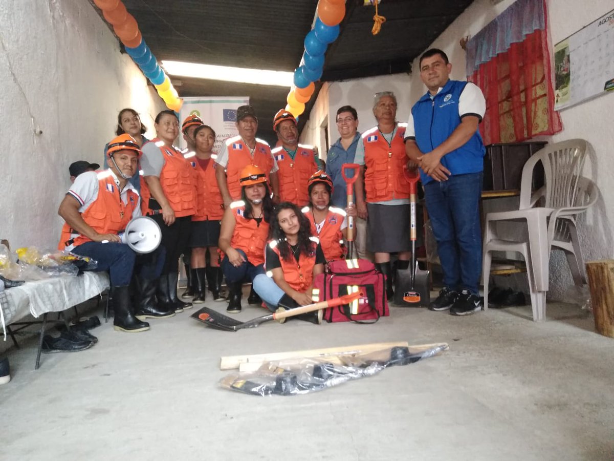 MuniVillaNueva's tweet photo. En el marco del proyecto DIPECHO XI, entregan equipamiento a la COLRED ECORED de la comunidad Marianita zona 6 de #VillaNueva como parte del Fortalecimiento de capacidades locales ejecutado por Alianza ESFRA ISMUGUA OXFAM, Unión Europea. @MuniVillaNueva @ConredGuatemala #SeConred https://t.co/ibWUDzCPni