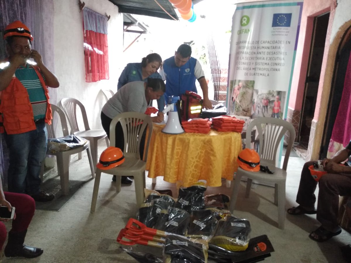 MuniVillaNueva's tweet photo. En el marco del proyecto DIPECHO XI, entregan equipamiento a la COLRED ECORED de la comunidad Marianita zona 6 de #VillaNueva como parte del Fortalecimiento de capacidades locales ejecutado por Alianza ESFRA ISMUGUA OXFAM, Unión Europea. @MuniVillaNueva @ConredGuatemala #SeConred https://t.co/ibWUDzCPni