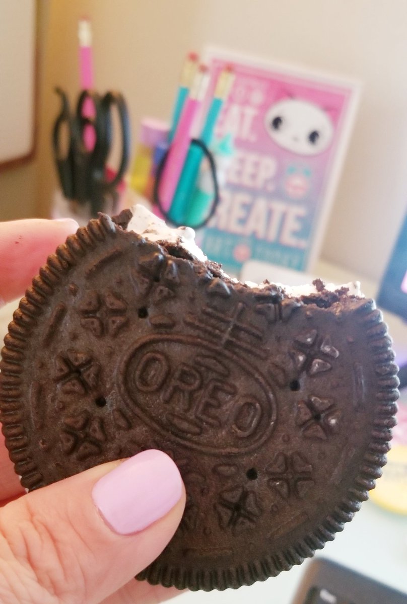 StartTodayMedia's tweet photo. @ThirdPlanetGirl @Klondikebar I like to eat them while I'm at my desk working... feeds my creativity. 💗 @Klondikebar #4aKlondike @Oreo #MyFavorite #contest https://t.co/5qH7J2v5eF