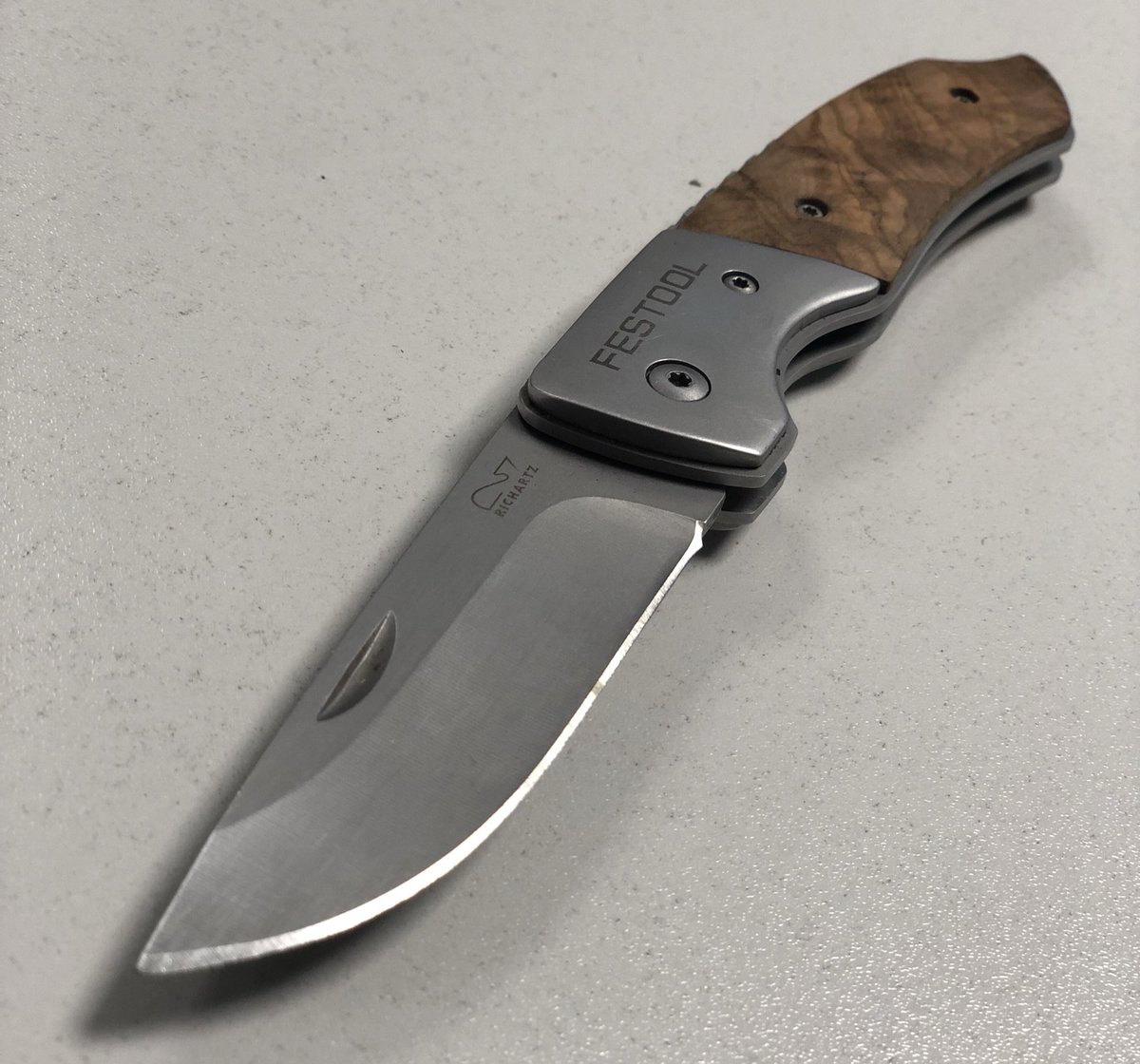 Southend_LPT's tweet photo. This #lockknife was located by staff discarded at #MooMoos in #Southend. Now it has been handed to the #OperationUnderground team it will now be booked in for destruction
#knifecrime #opsceptre https://t.co/oKymaLoiO4