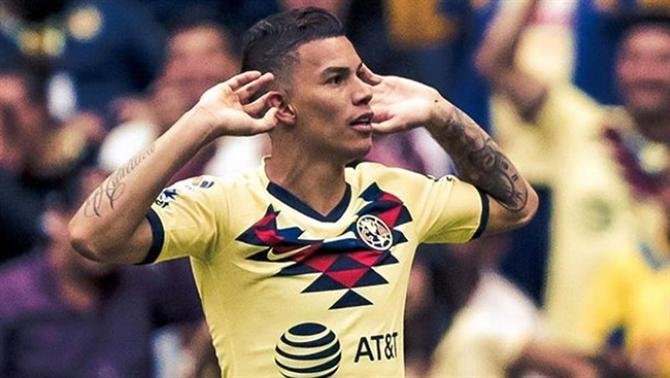 SportsChar's tweet photo. @matheus_uribe8 el gran ausente en el juego entre @ClubAmerica y @Xolos.

¿Esta cerca de confirmarse otra dura baja para los de Coapa? 

#Uribesevaosequeda https://t.co/7ueFwe9vzC