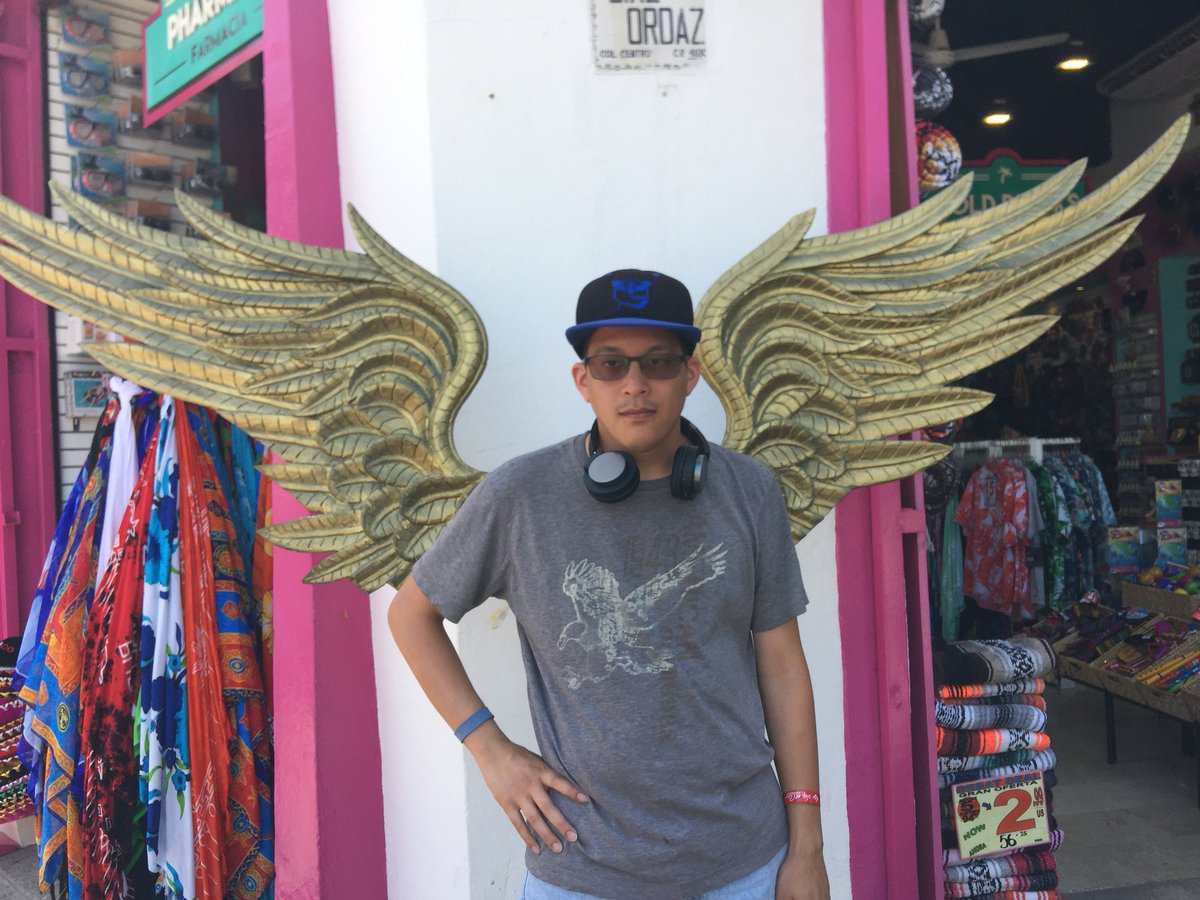 DarkVergil124's tweet photo. Pull my devil trigger #angelwing #wings #pullmydeviltrigger https://t.co/XDI2vPBrQq