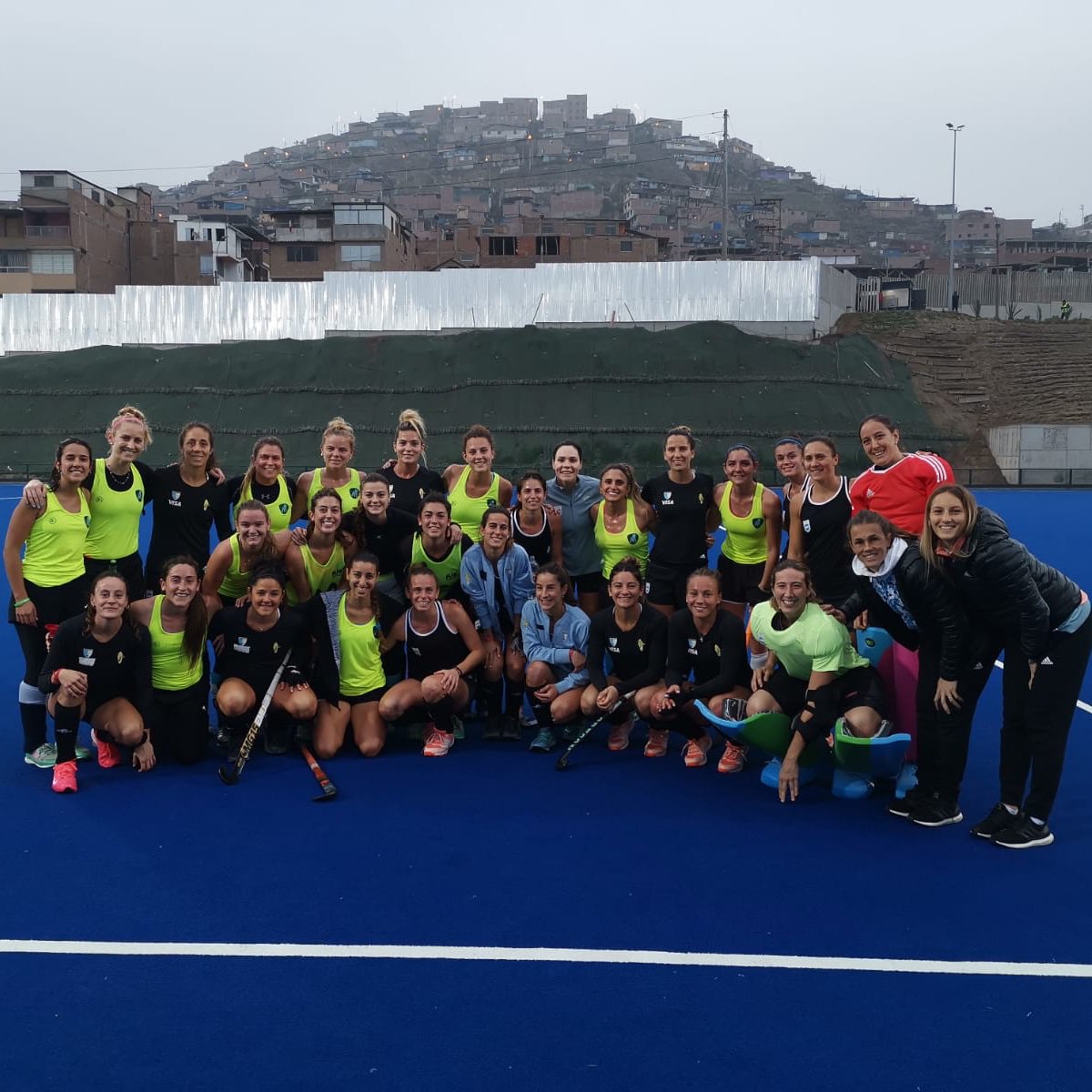 CimarronasUru's tweet photo. Entrenamiento con @ArgFieldHockey preparando el partido de mañana por cuartos de final vs Chile @HockeyChileDam 

Vamos Uruguay por esa semi panamericana!!

#PanamericanosLima2019 https://t.co/TCrWJsbKCU